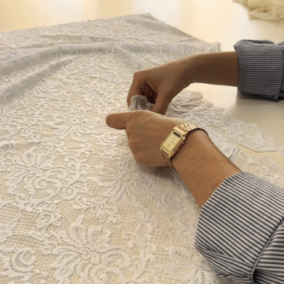 renda branca refilada à mão