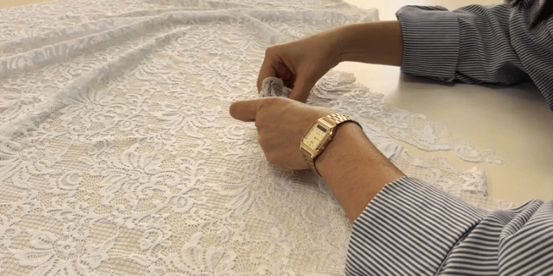 renda branca refilada à mão