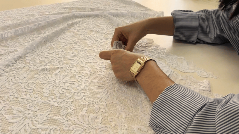 renda branca refilada à mão